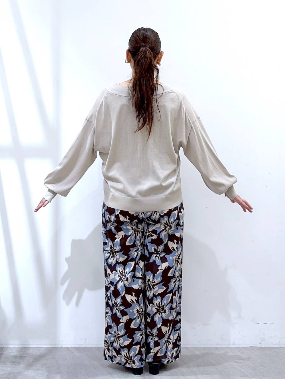 ブルー系のその他パンツ、ブラック系のサンダル、ベージュ系のカーディガン/ボレロを着用したレディースの夏コーディネートの4枚目の写真