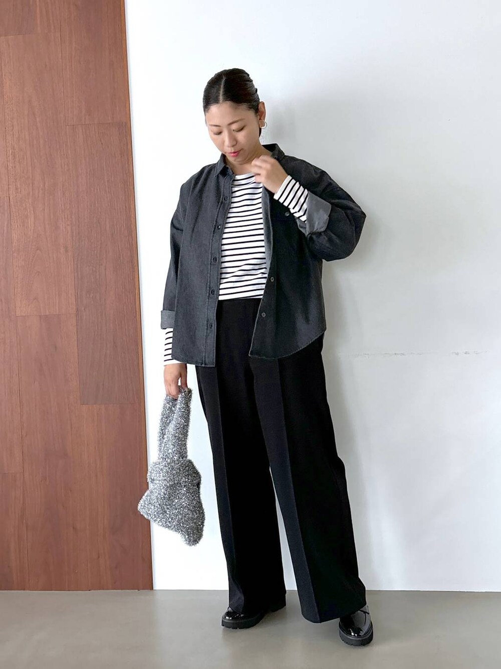 ブラック系のパンプス、ブラック系のその他パンツ、ブラック系のその他パンツを着用したレディースの夏コーディネートの2枚目の写真