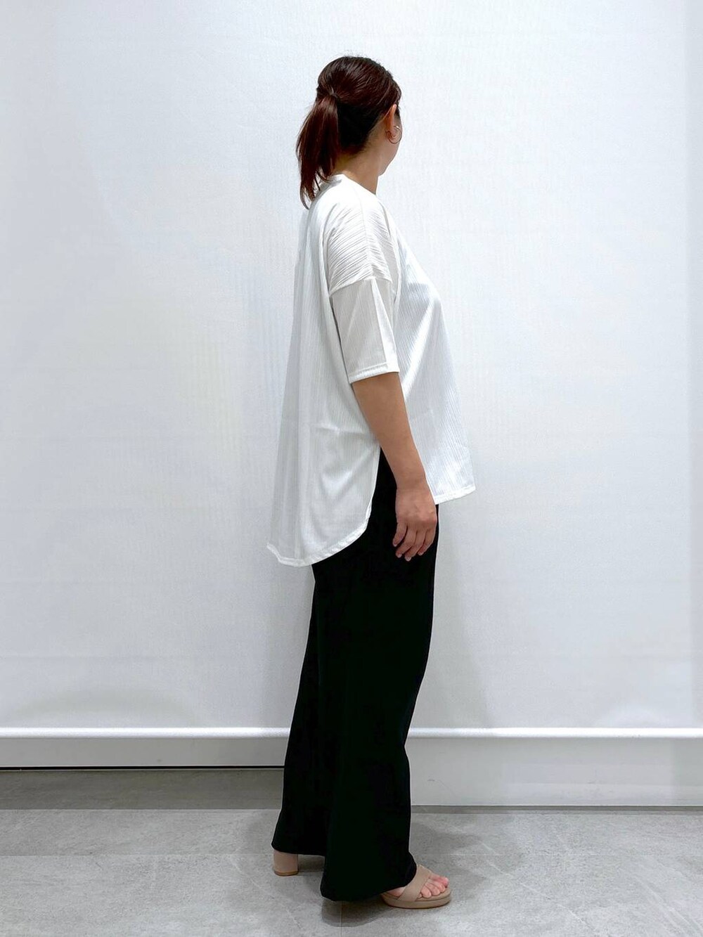 ホワイト系のTシャツ/カットソー、ベージュ系のサンダルを着用したレディースの夏コーディネートの5枚目の写真