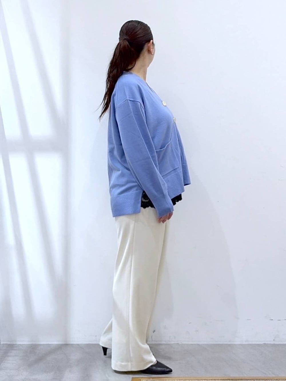 ホワイト系のその他パンツ、ブラック系のタンクトップ、ブラック系のハンドバッグを着用したレディースの春コーディネートの5枚目の写真