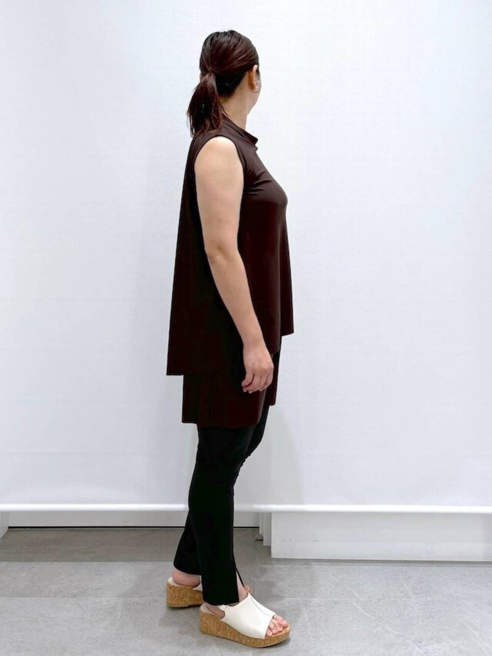 ホワイト系のサンダルを着用したレディースの夏コーディネートの5枚目の写真