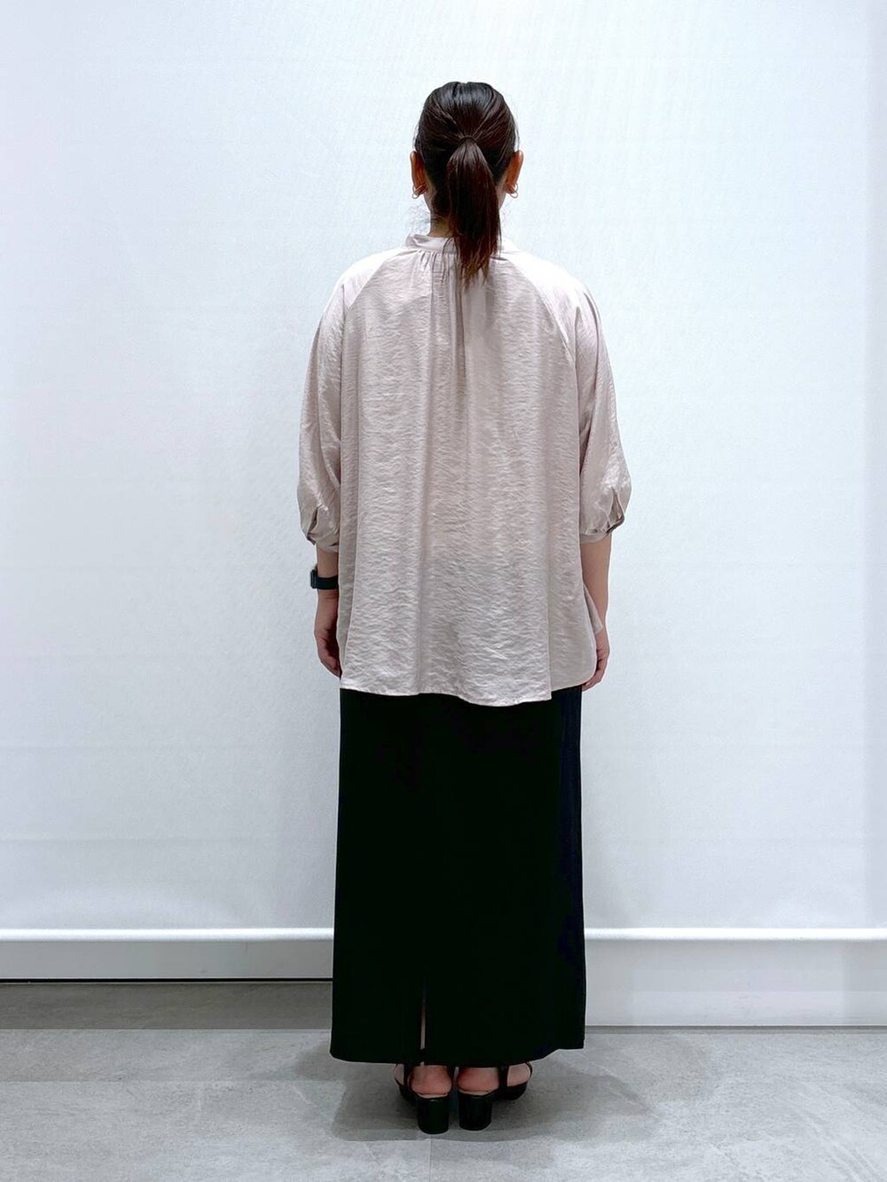 ベージュ系のシャツ/ブラウス、ブラック系のサンダル、ブラック系のスカートを着用したレディースの秋コーディネートの4枚目の写真