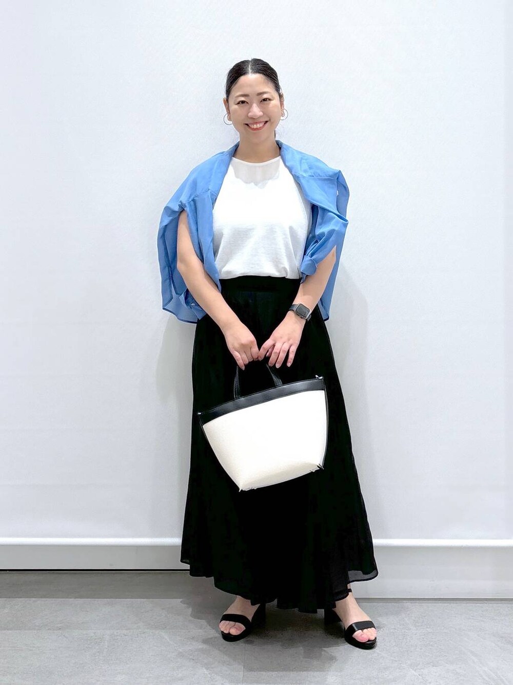 ブラック系のトートバッグ、ブラック系のサンダル、ブラック系のスカートを着用したレディースの夏コーディネートの2枚目の写真