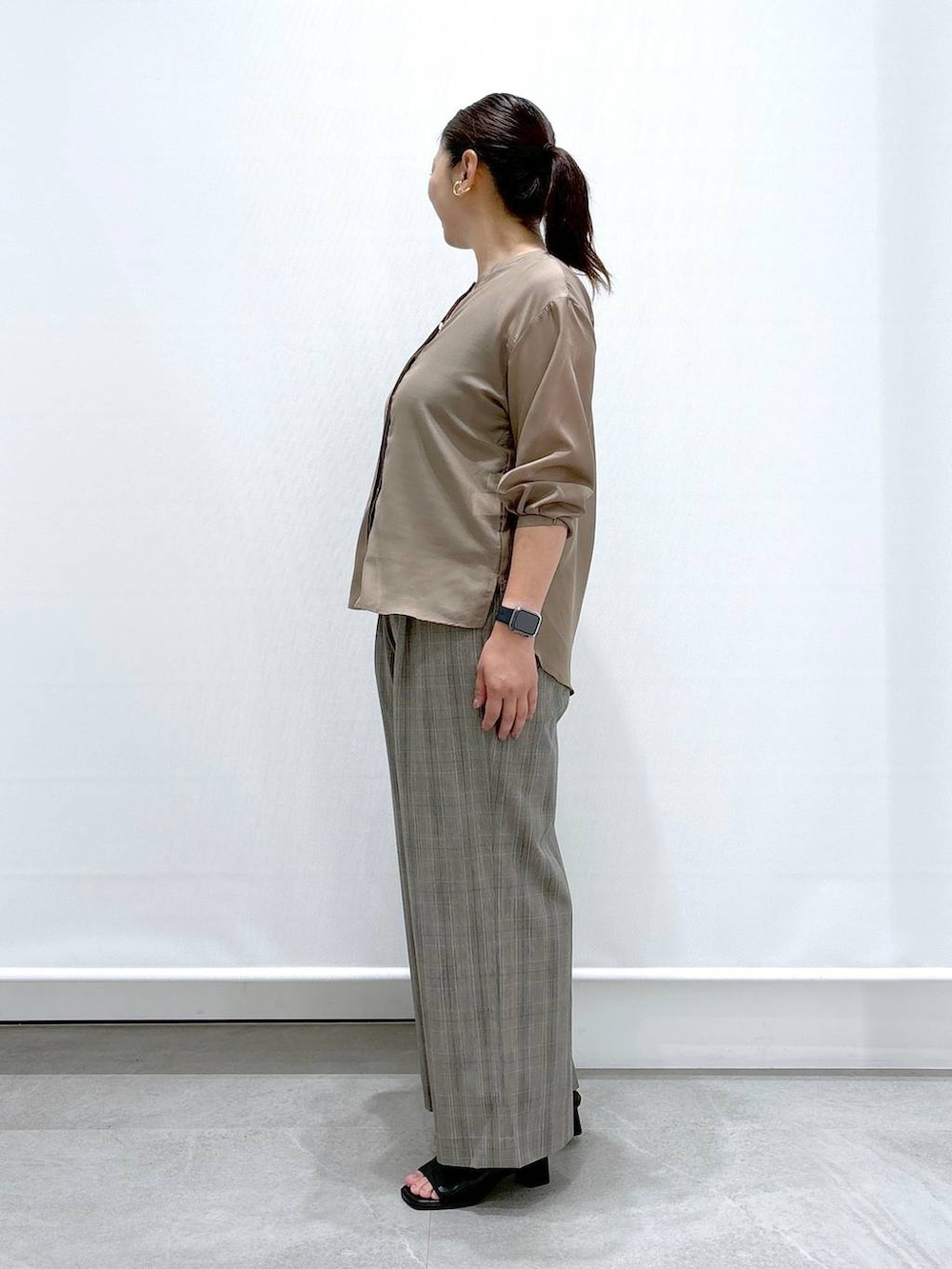 ブラック系のサンダル、ブラウン系のその他パンツ、ブラウン系のシャツ/ブラウスを着用したレディースの秋コーディネートの3枚目の写真