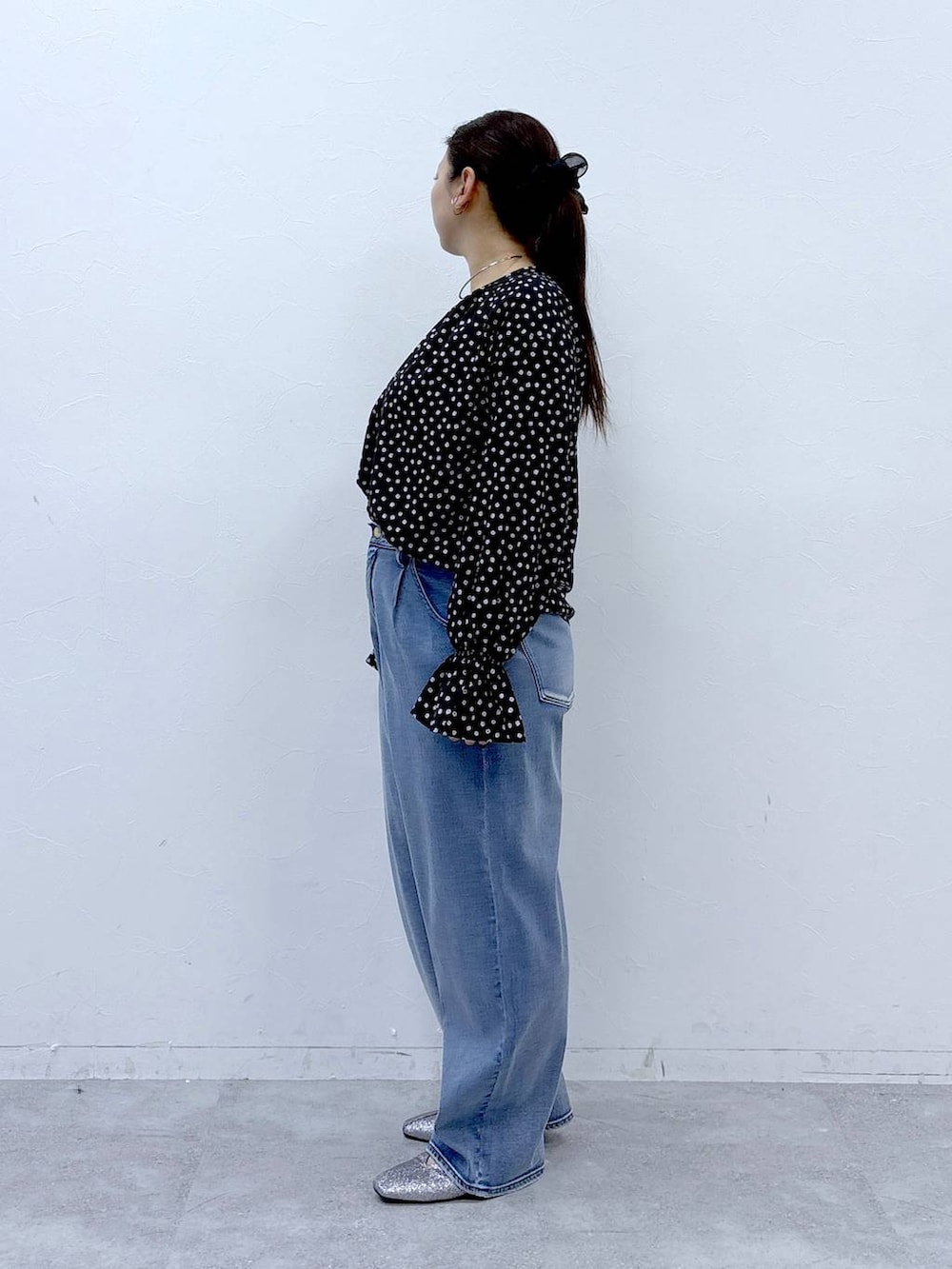 ブラック系のハンドバッグ、ブルー系のデニムパンツ、ブラック系のシャツ/ブラウスを着用したレディースの春コーディネートの3枚目の写真