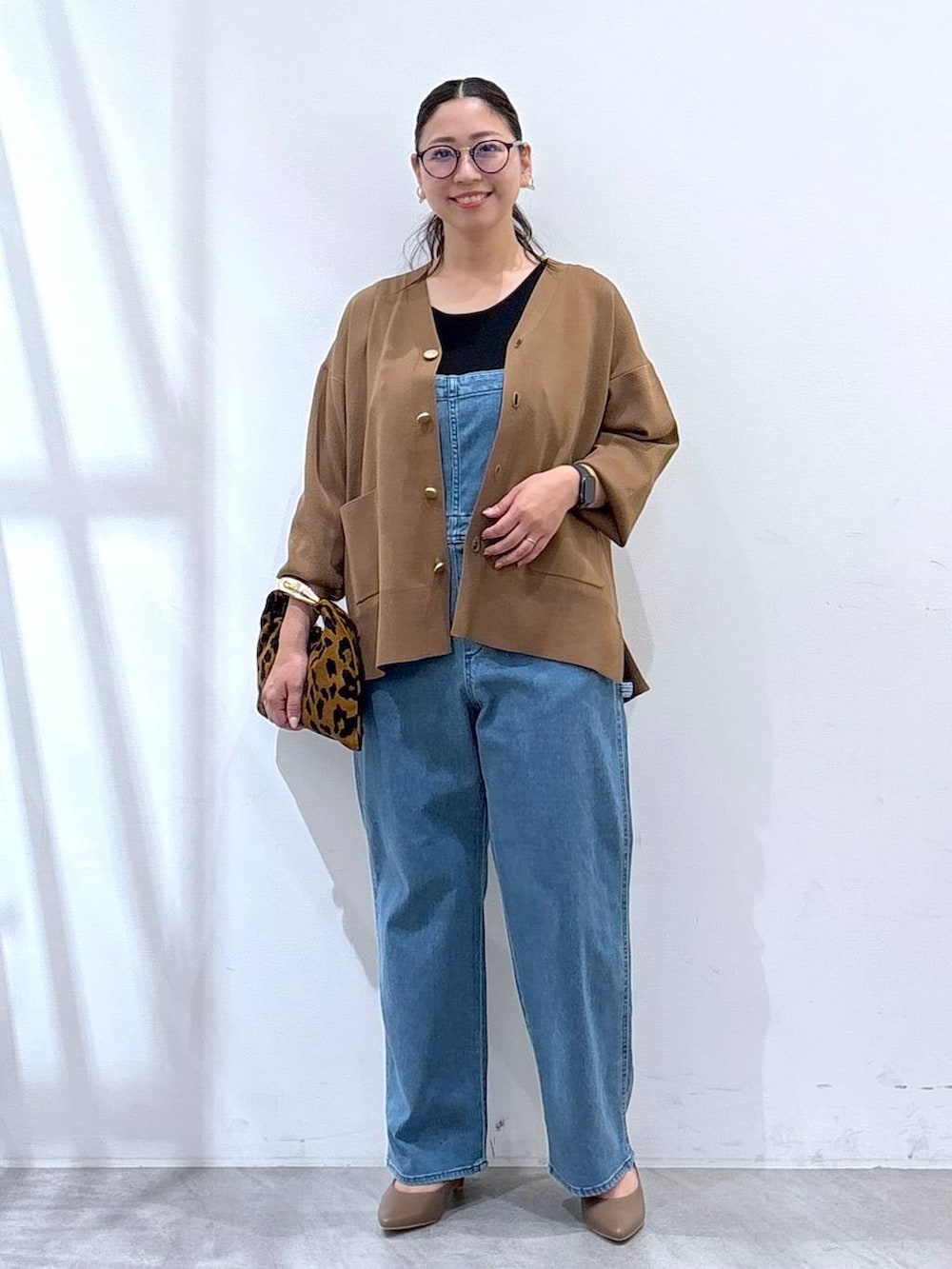 「着痩せ・細見え、体型カバー、ベーシック/シンプル、ママコーデ、楽ちんコーデ、夏コーデ、骨格ナチュラル、きれいめ、カジュアル、Elura、カーディガン」｜「Eluraの【Sapofeet（サポフィート）】ヒールパンプス／250691（パンプス、ブラウン系）」を使った、はつなさん（レディース・158cm）の夏コーディネートの2枚目の写真