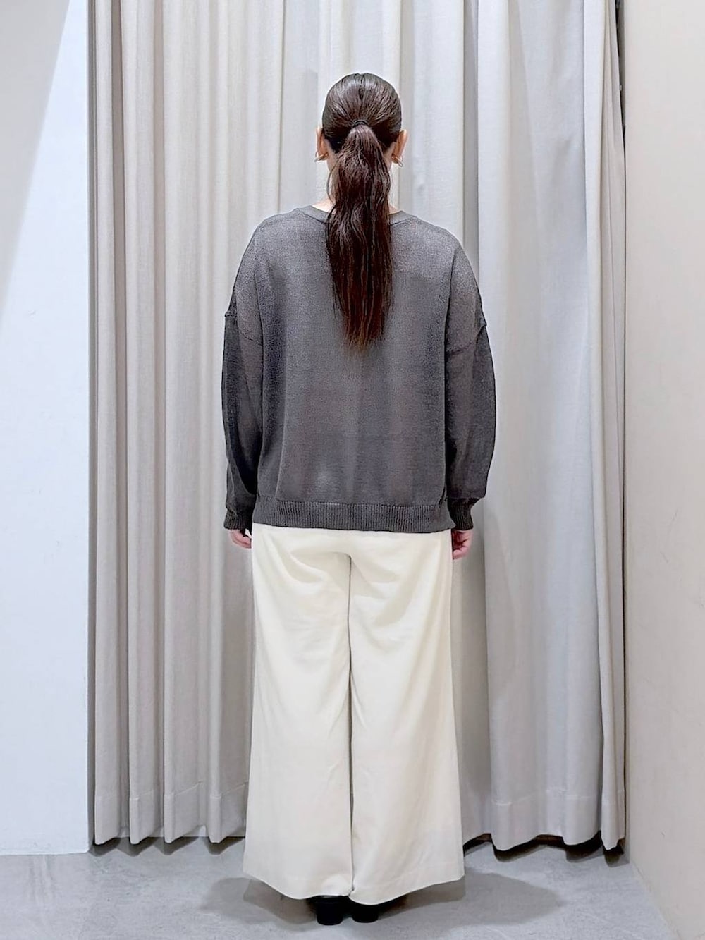 グレー系のカーディガン/ボレロ、ホワイト系のその他パンツ、ホワイト系のタンクトップを着用したレディースの夏コーディネートの4枚目の写真