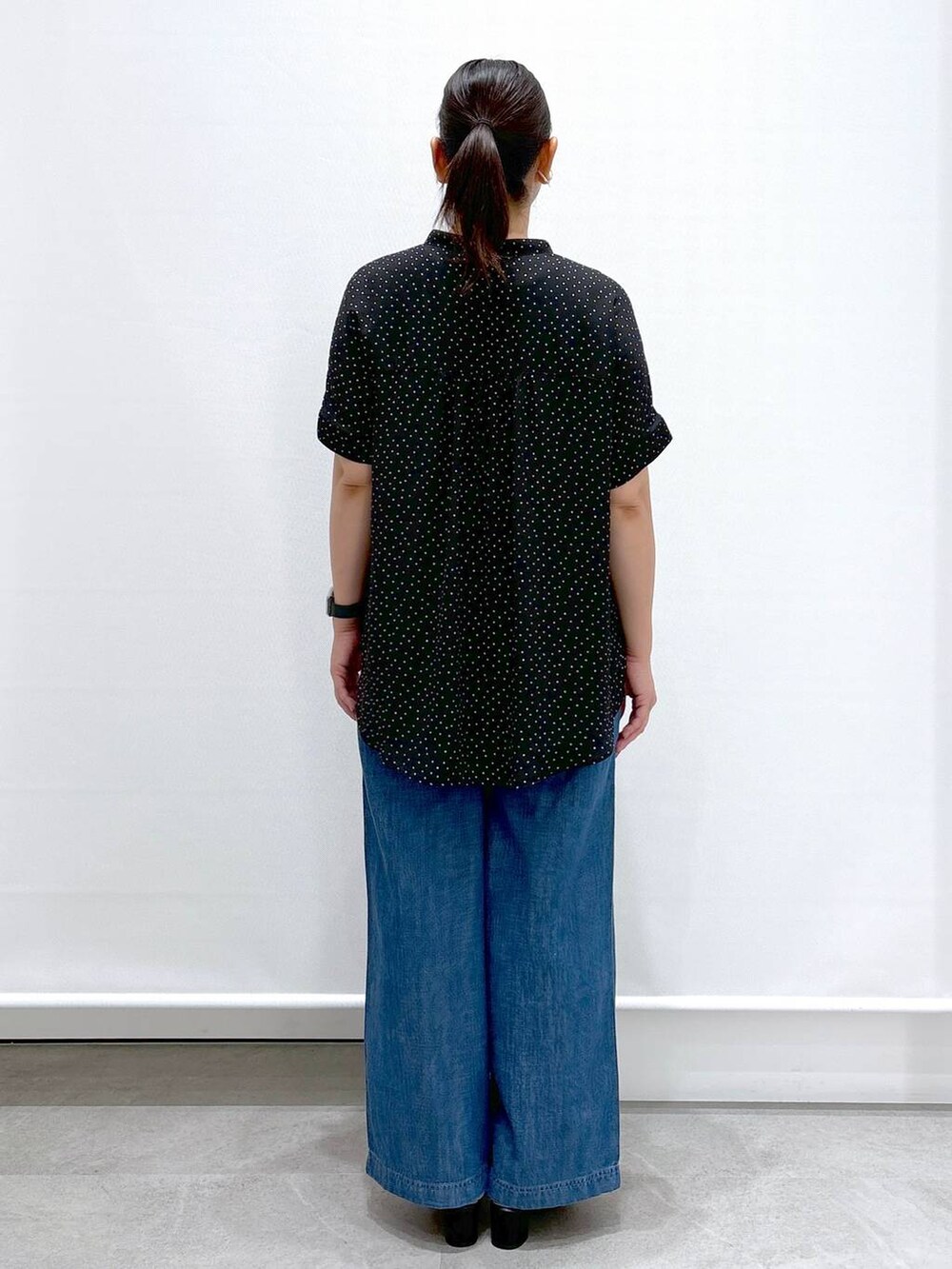 ブルー系のデニムパンツ、ブラック系のシャツ/ブラウス、ブラック系のサンダルを着用したレディースの夏コーディネートの4枚目の写真