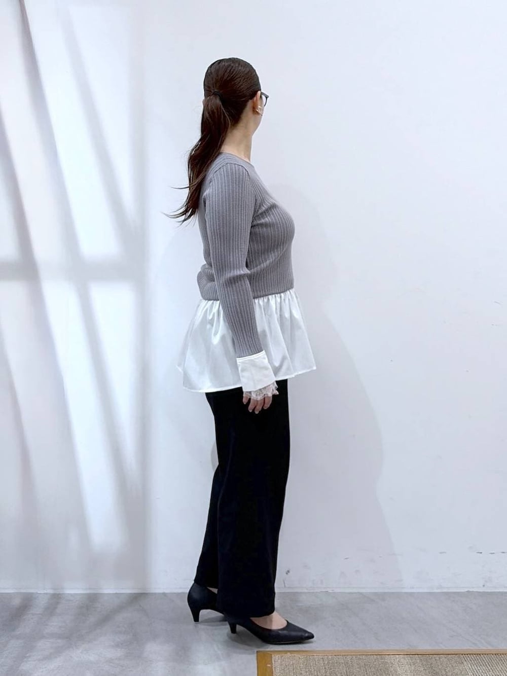 ブラック系のその他パンツ、ブラック系のハンドバッグ、ブルー系のカーディガン/ボレロを着用したレディースの春コーディネートの5枚目の写真