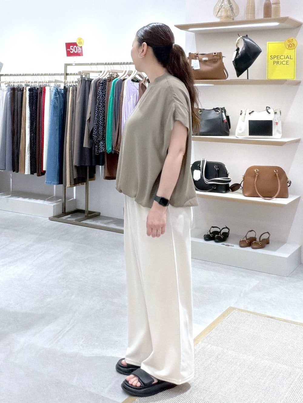 ホワイト系のその他パンツ、グリーン系のTシャツ/カットソー、ホワイト系のトートバッグを着用したレディースの夏コーディネートの4枚目の写真