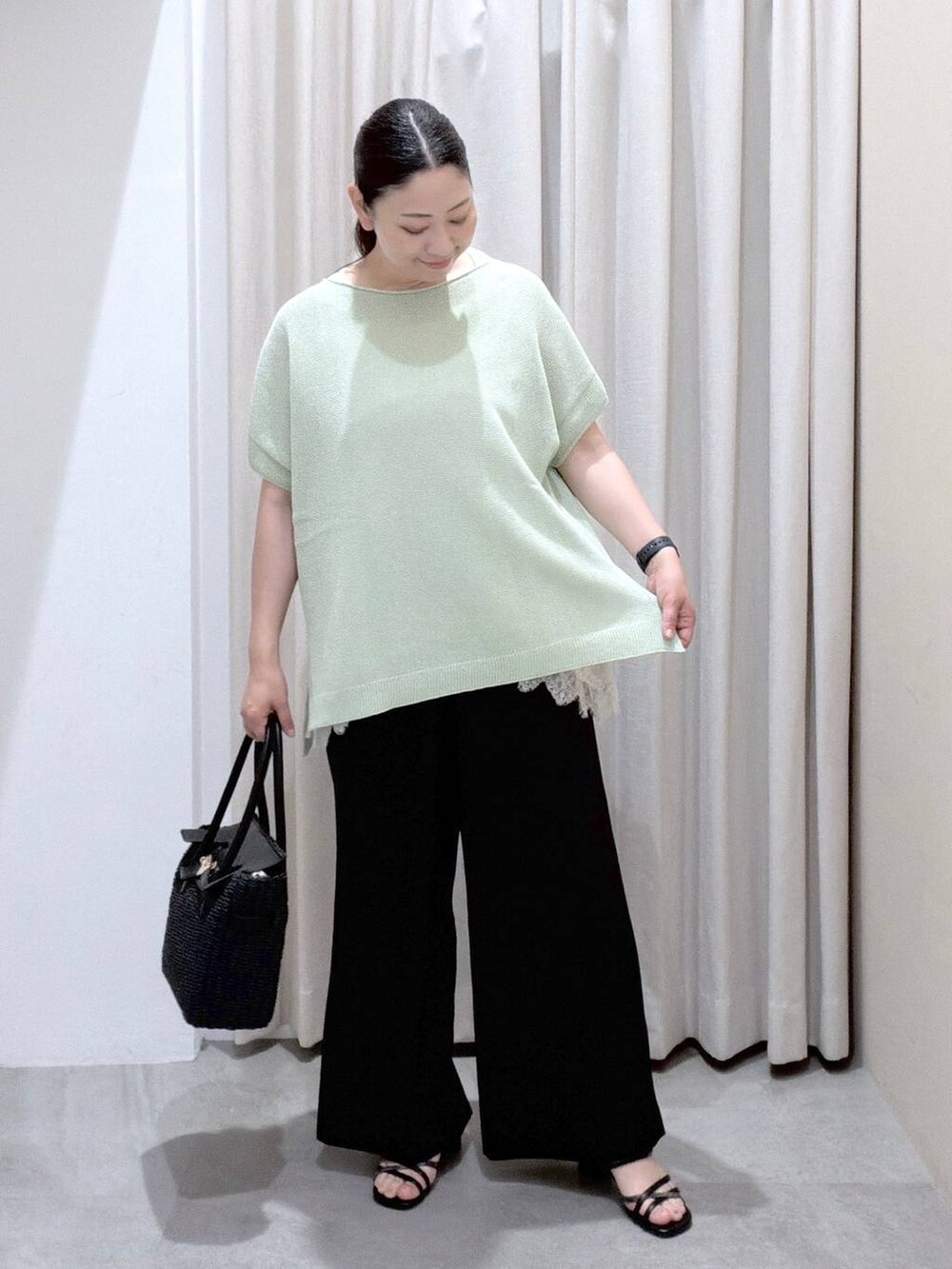 ホワイト系のキャミソール、ブラック系のサンダル、ブラック系のその他パンツを着用したレディースの夏コーディネートの3枚目の写真