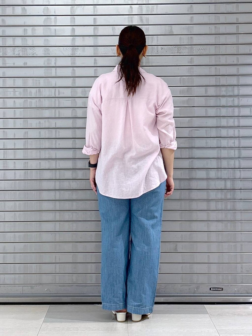 ピンク系のシャツ/ブラウス、ホワイト系のTシャツ/カットソー、ホワイト系のハンドバッグを着用したレディースの春コーディネートの4枚目の写真