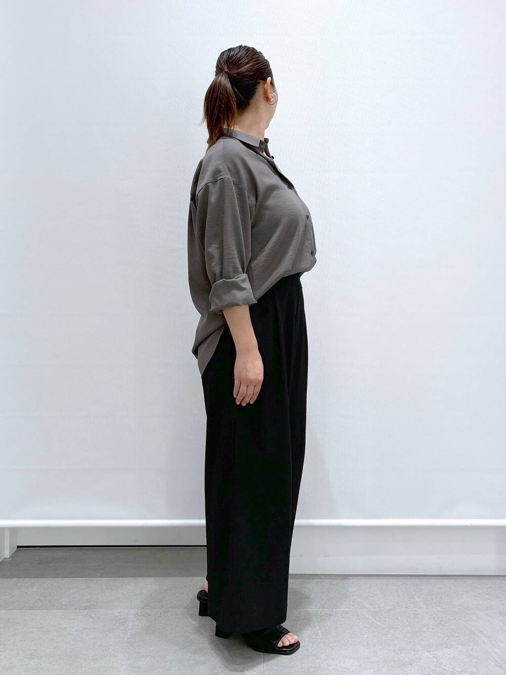 ブラック系のサンダル、グレー系のシャツ/ブラウス、ブラック系のその他パンツを着用したレディースの夏コーディネートの5枚目の写真