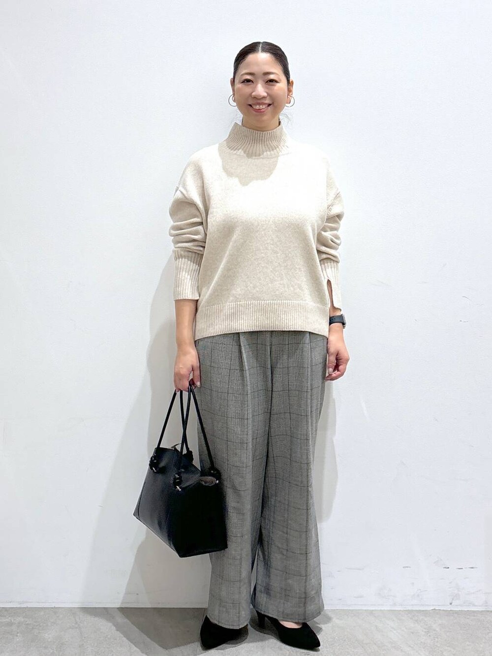 ブラック系のその他パンツ、ブラック系のその他パンツ、ベージュ系のニット/セーターを着用したレディースの冬コーディネートの2枚目の写真