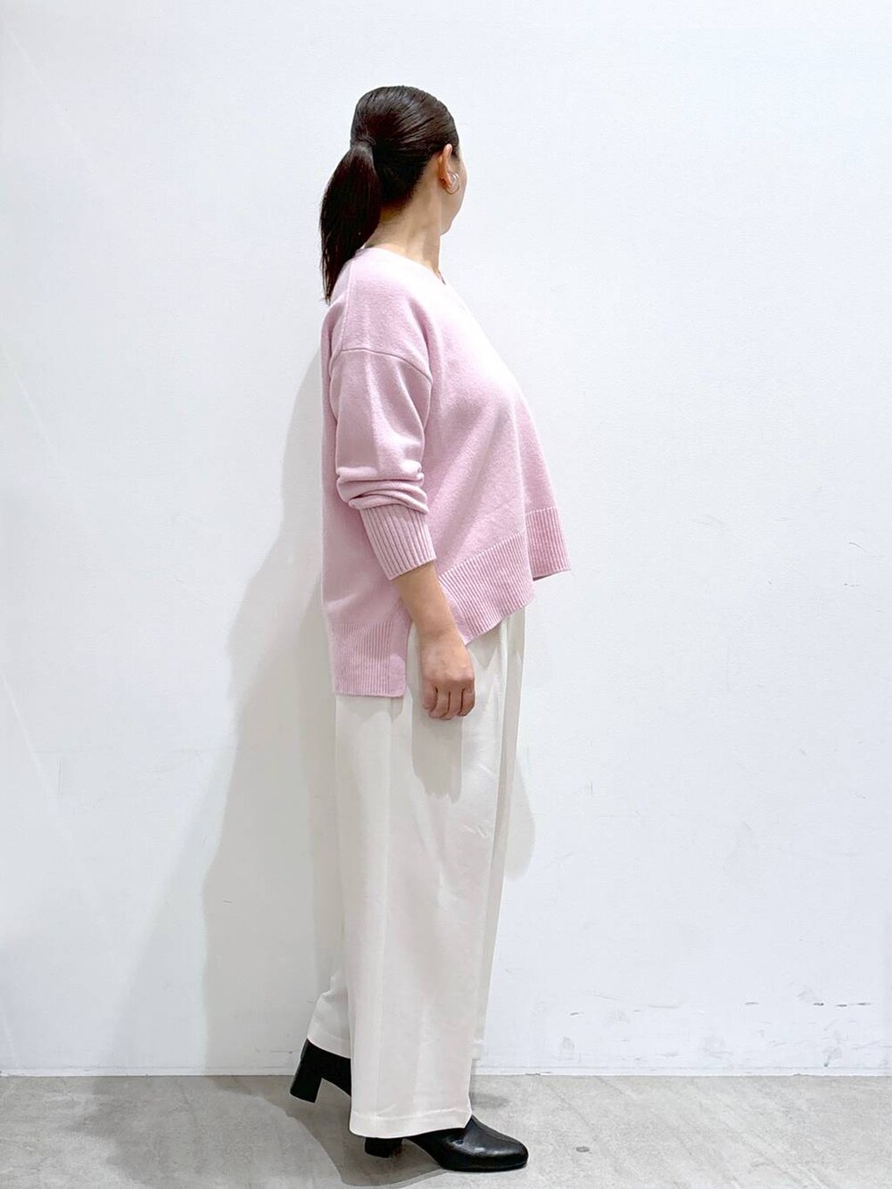 ホワイト系のその他パンツ、ホワイト系のその他パンツ、ブラック系のハンドバッグを着用したレディースの秋コーディネートの4枚目の写真