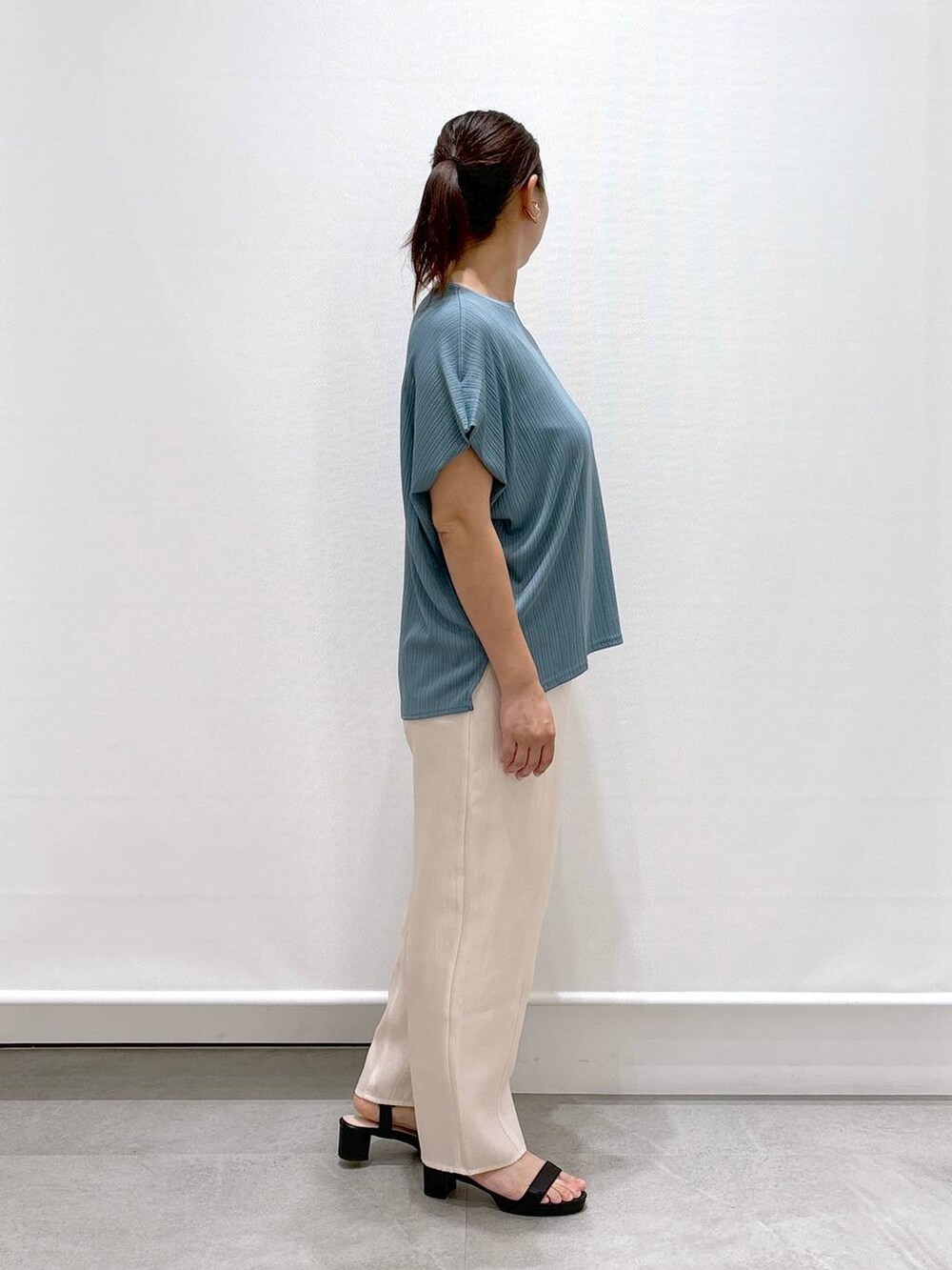 グリーン系のTシャツ/カットソー、ブラック系のサンダル、ホワイト系のその他パンツを着用したレディースの夏コーディネートの5枚目の写真