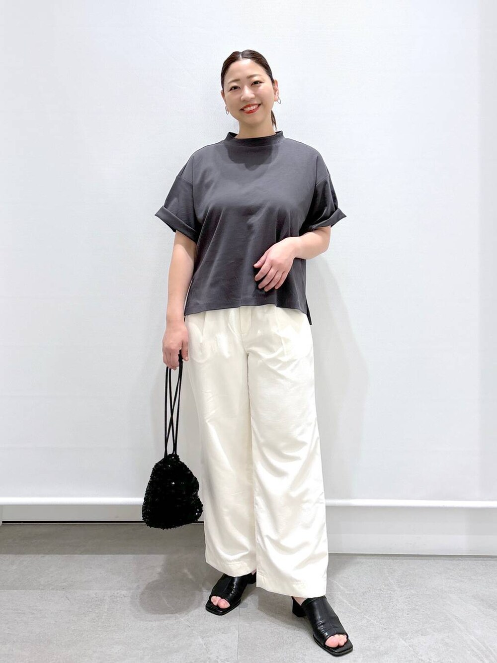 ブラック系のサンダル、グレー系のTシャツ/カットソー、ホワイト系のその他パンツを着用したレディースの春コーディネートの2枚目の写真