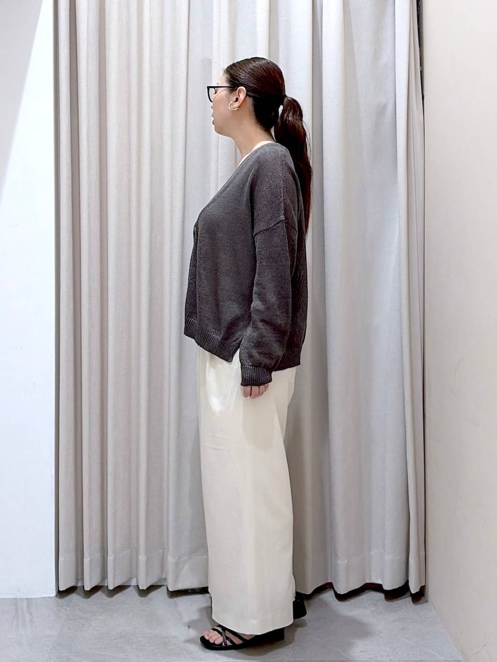 グレー系のカーディガン/ボレロ、ホワイト系のその他パンツ、ホワイト系のタンクトップを着用したレディースの夏コーディネートの3枚目の写真