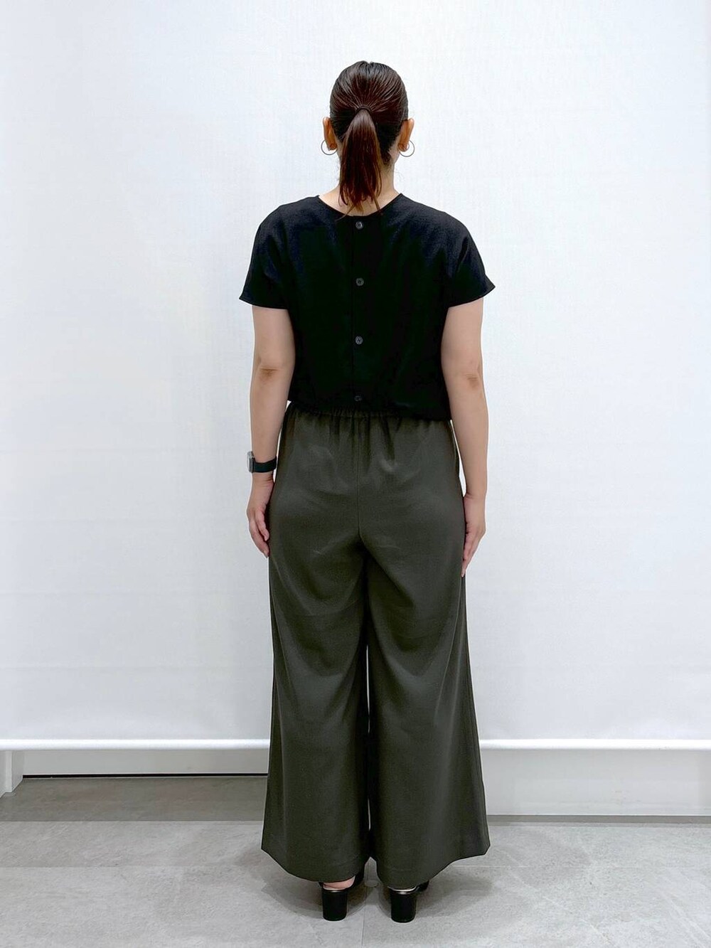 ブラック系のシャツ/ブラウス、グリーン系のその他パンツ、グリーン系のその他パンツを着用したレディースの夏コーディネートの4枚目の写真