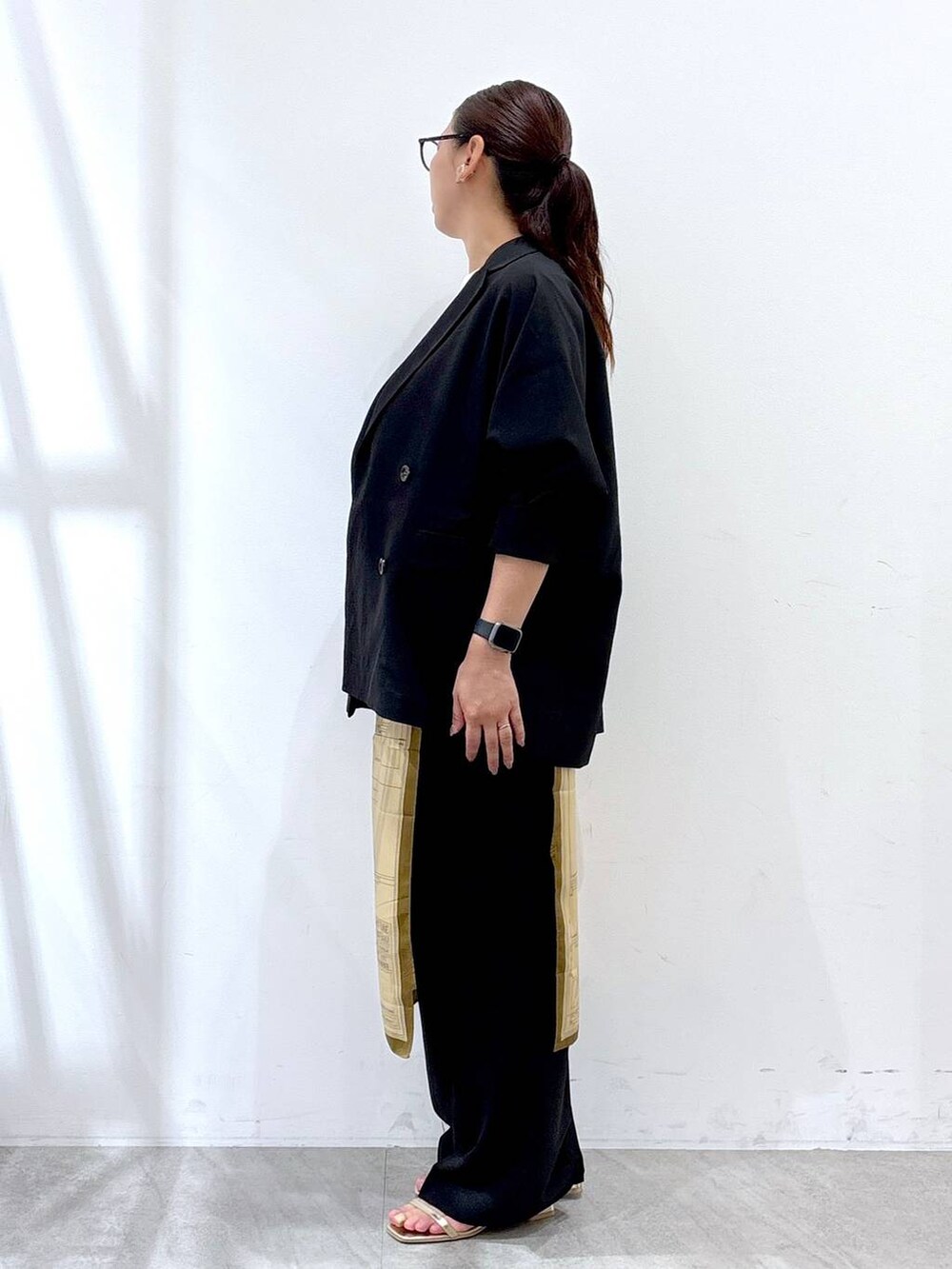 ゴールド系のサンダル、ブラック系のその他パンツ、ブラック系のテーラードジャケットを着用したレディースの夏コーディネートの3枚目の写真