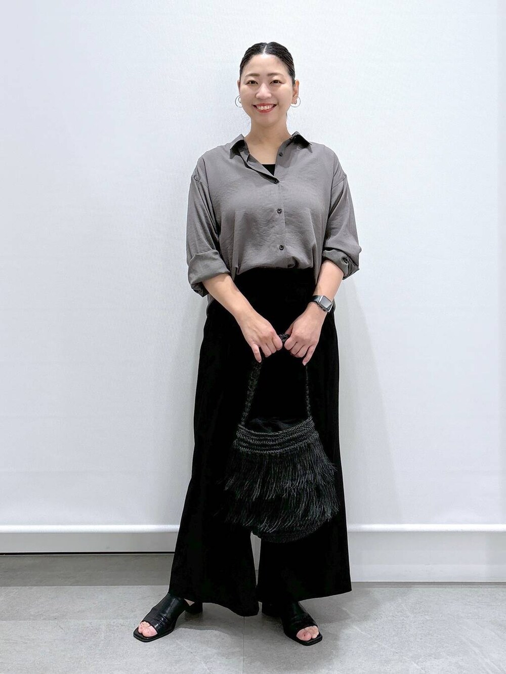 ブラック系のサンダル、グレー系のシャツ/ブラウス、ブラック系のその他パンツを着用したレディースの夏コーディネートの2枚目の写真