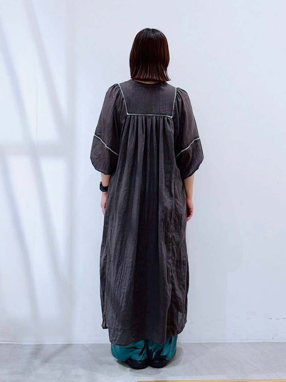 グリーン系のその他パンツ、ブラック系のかごバッグ、グレー系のワンピースを着用したレディースの夏コーディネートの4枚目の写真