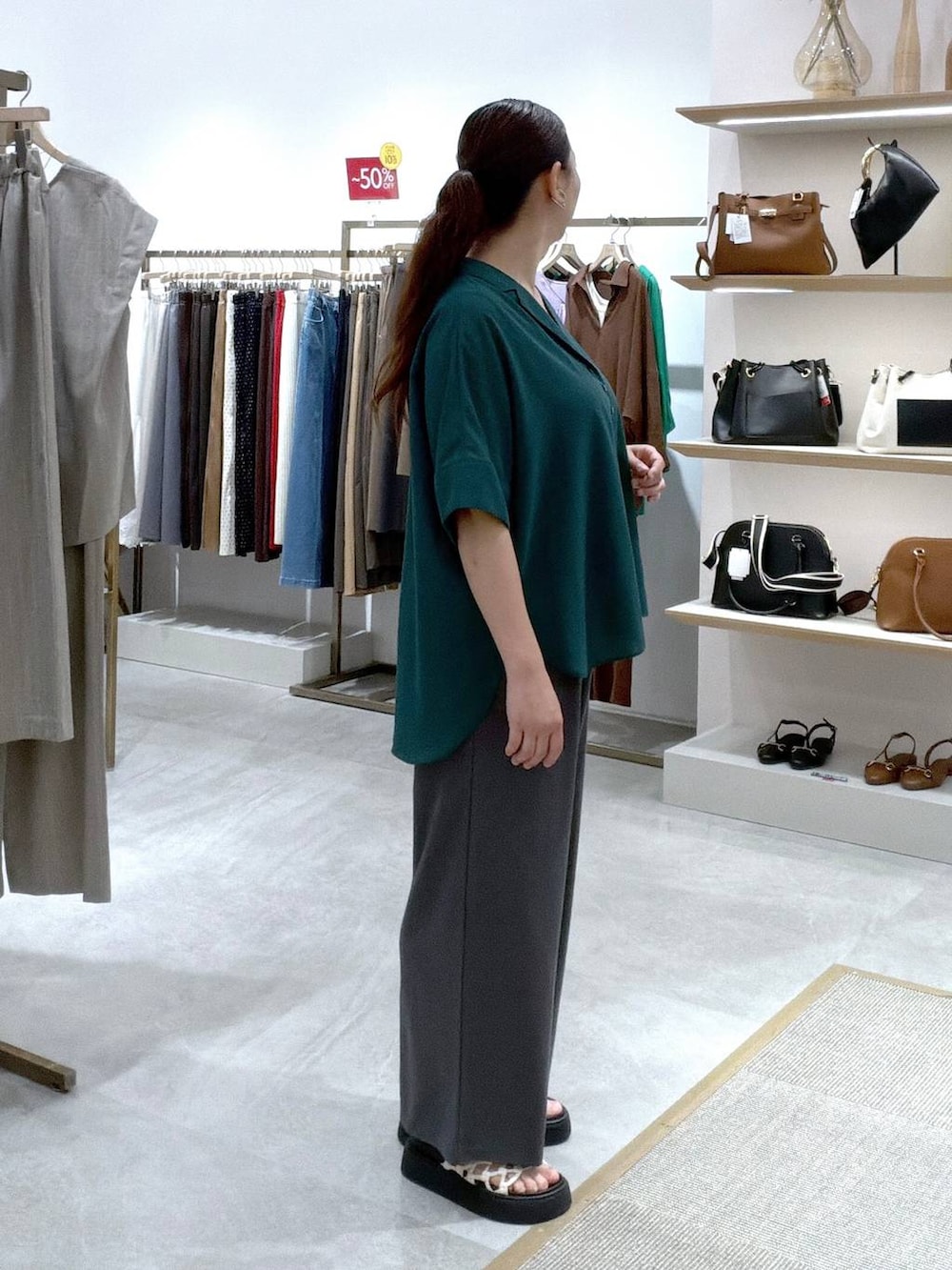 グレー系のその他パンツ、グリーン系のシャツ/ブラウス、ブラック系のタンクトップを着用したレディースの夏コーディネートの5枚目の写真