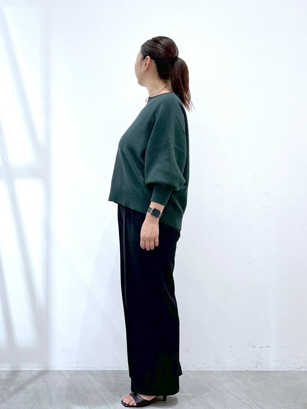 ブラック系のその他パンツ、ブラック系のその他パンツ、ブラック系のハンドバッグを着用したレディースの秋コーディネートの3枚目の写真