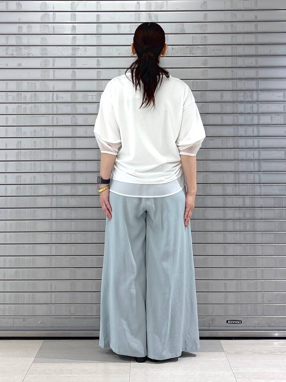 ホワイト系のTシャツ/カットソー、グリーン系のその他パンツを着用したレディースの春コーディネートの4枚目の写真