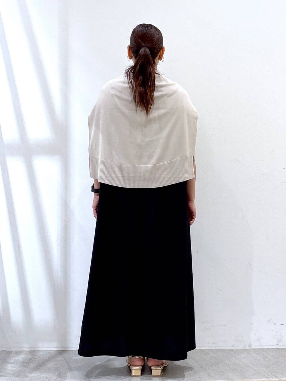 ゴールド系のサンダル、ベージュ系のカーディガン/ボレロを着用したレディースの夏コーディネートの4枚目の写真