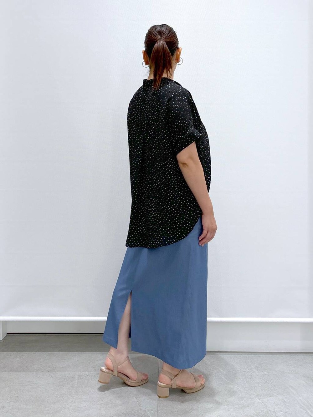 ホワイト系のトートバッグ、ブラック系のシャツ/ブラウス、ベージュ系のサンダルを着用したレディースの夏コーディネートの5枚目の写真