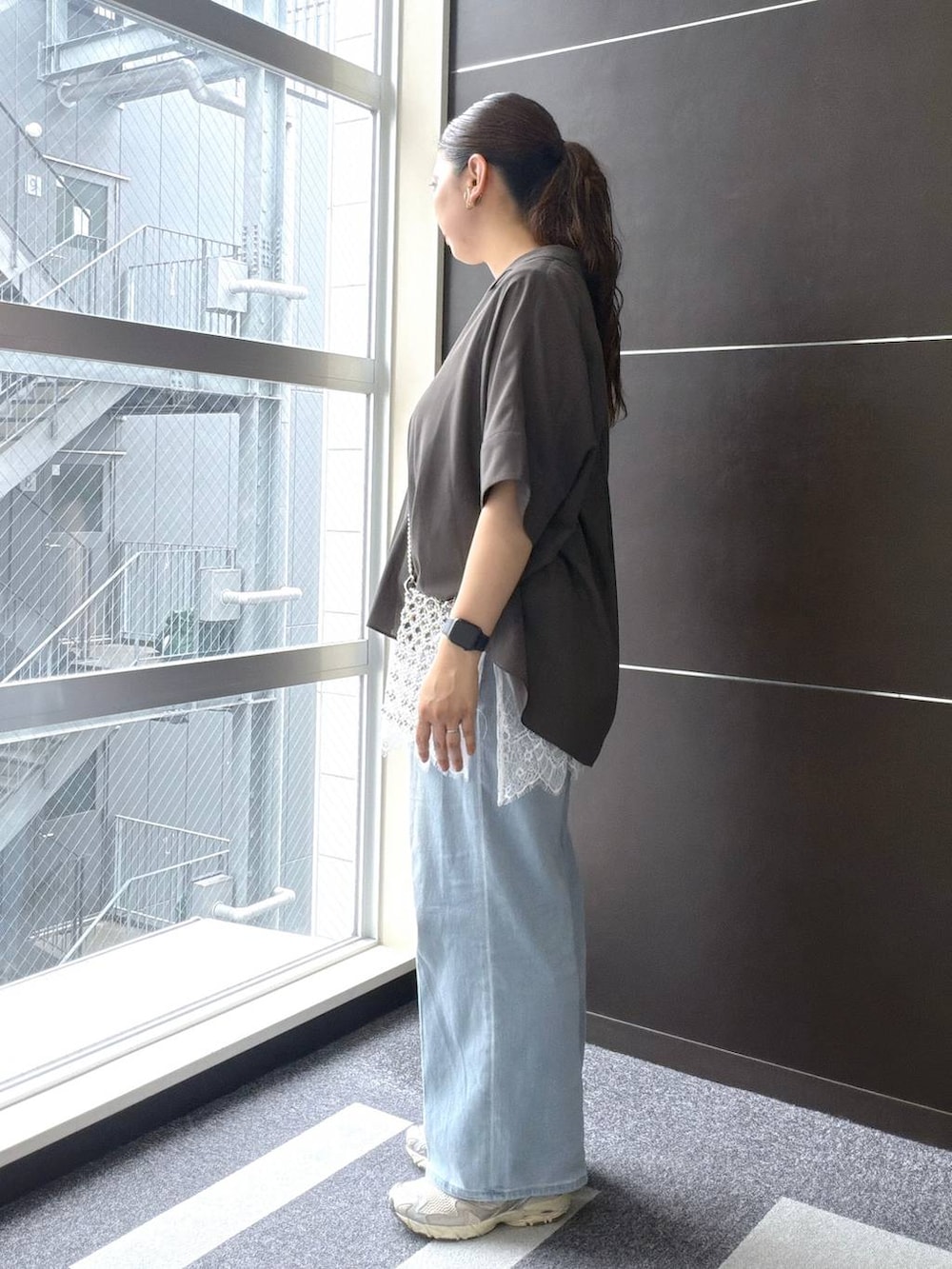 グレー系のシャツ/ブラウス、ブルー系のデニムパンツ、ホワイト系のTシャツ/カットソーを着用したレディースの夏コーディネートの3枚目の写真