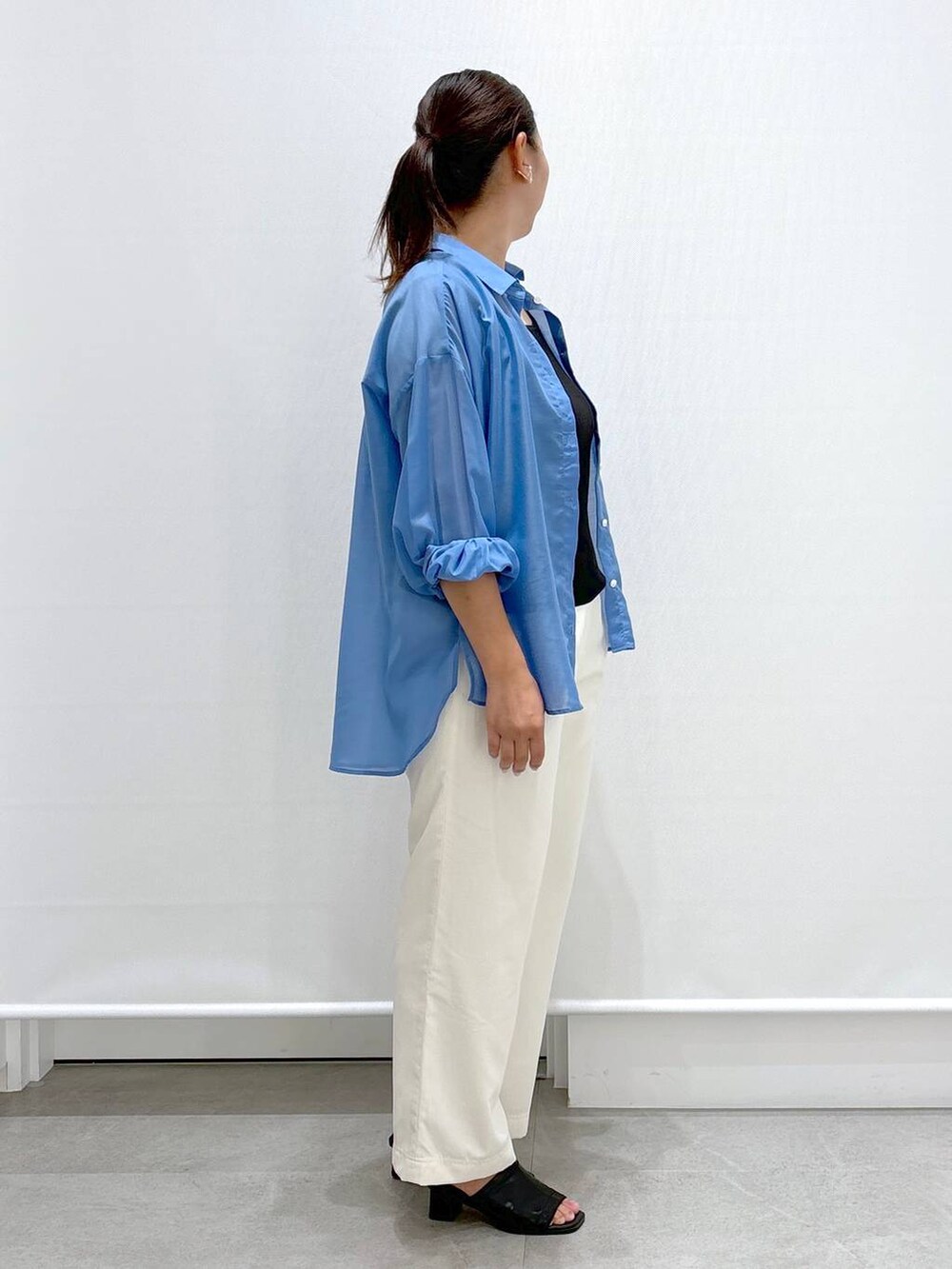 ブラック系のサンダル、ホワイト系のその他パンツ、ブルー系のシャツ/ブラウスを着用したレディースの夏コーディネートの5枚目の写真