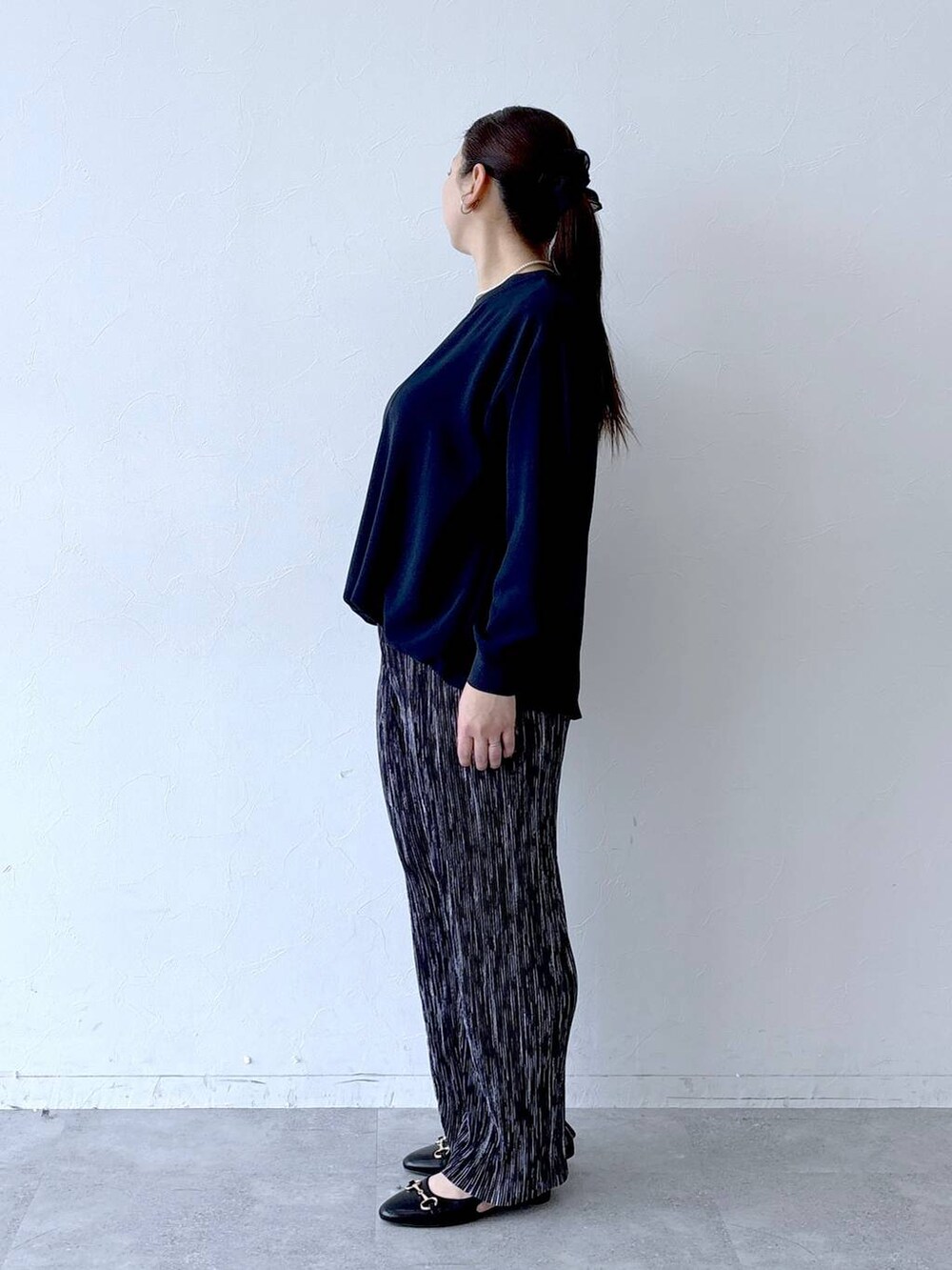 ブラック系のトートバッグ、ブラック系のその他パンツ、ブラック系のパンプスを着用したレディースの冬コーディネートの3枚目の写真