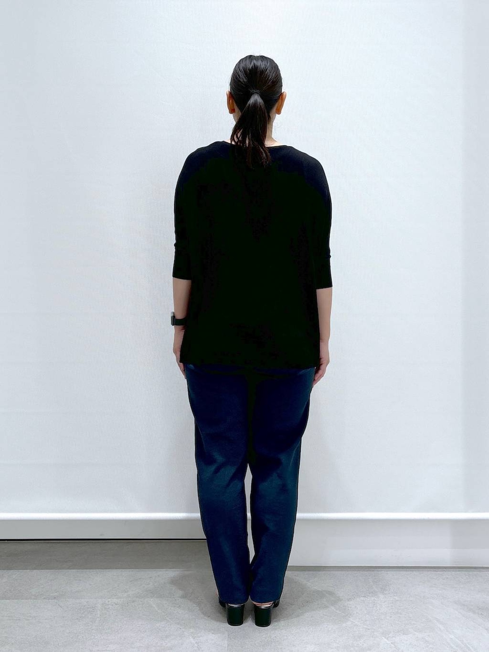 ブルー系のその他パンツ、ブラック系のショルダーバッグ、ブラック系のサンダルを着用したレディースの夏コーディネートの4枚目の写真