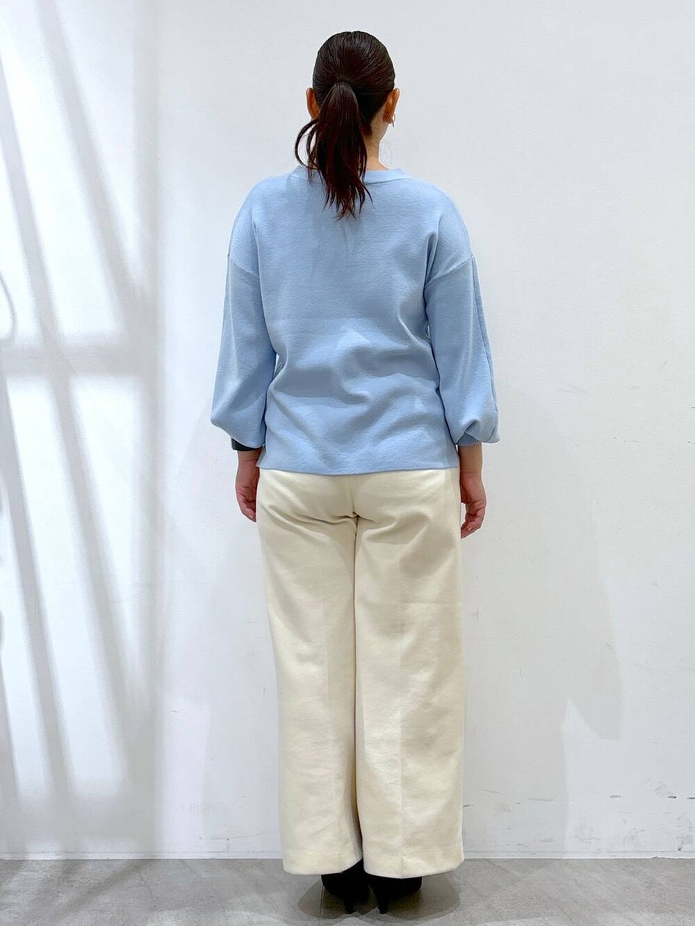 ホワイト系のその他パンツ、ホワイト系のその他パンツ、ブルー系のニット/セーターを着用したレディースの冬コーディネートの4枚目の写真