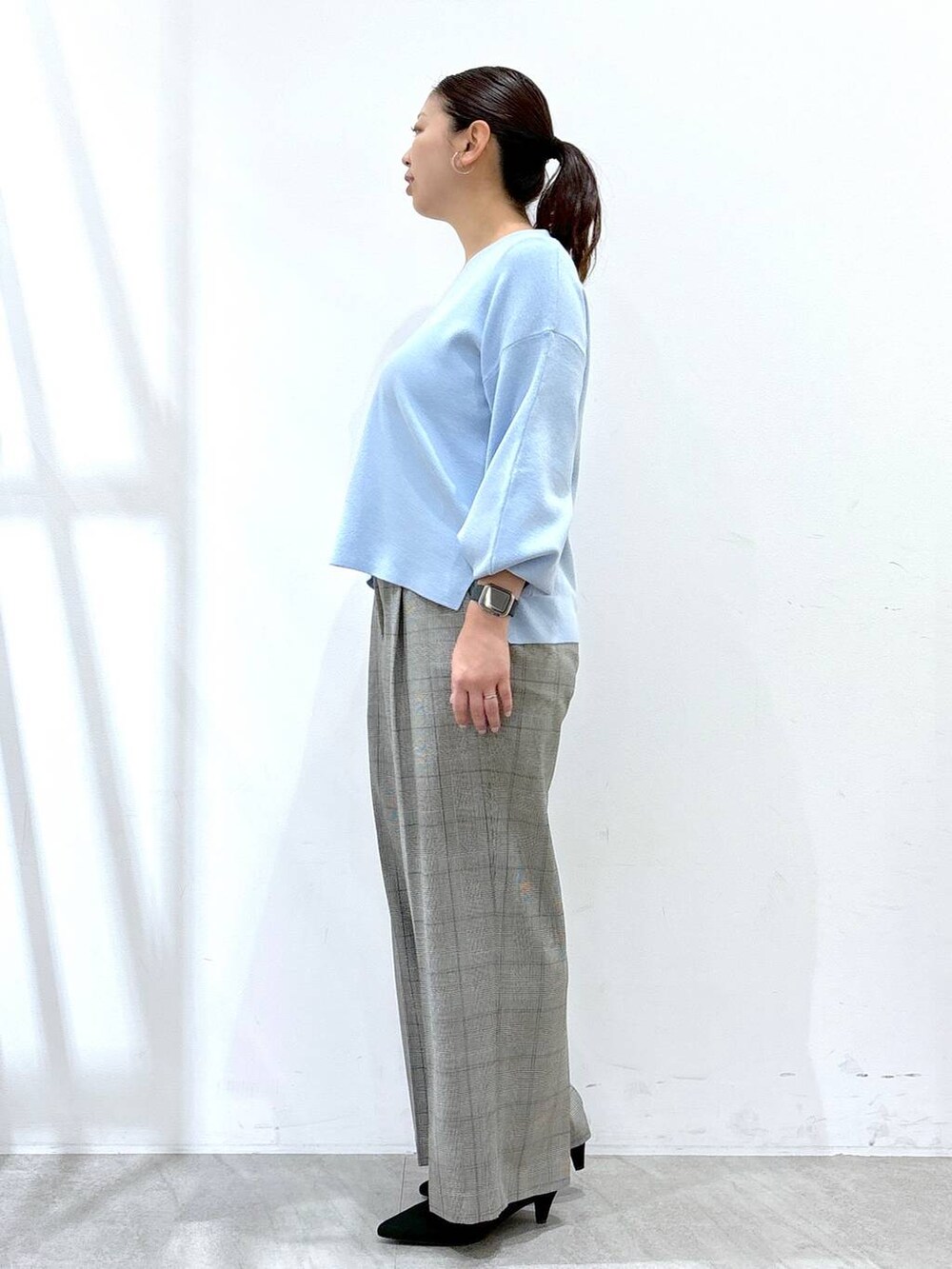 グレー系のその他パンツ、ブラック系のその他パンツ、ブルー系のニット/セーターを着用したレディースの冬コーディネートの3枚目の写真
