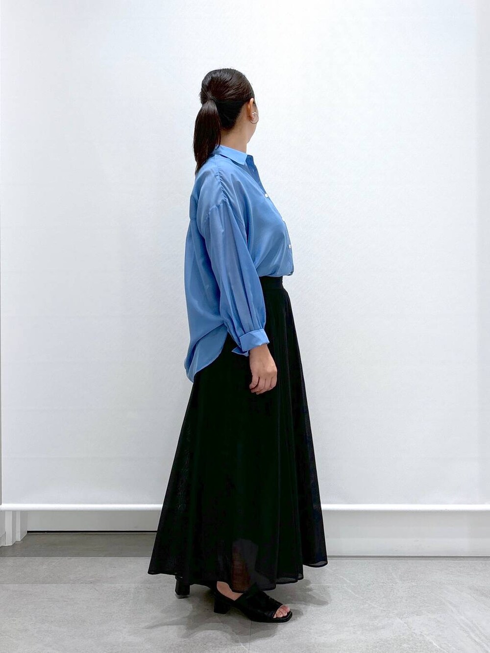 ブラック系のサンダル、ブラック系のショルダーバッグ、ブラック系のスカートを着用したレディースの夏コーディネートの5枚目の写真