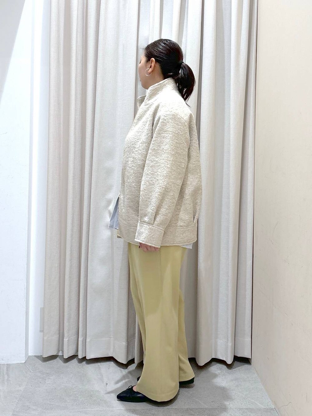 イエロー系のその他パンツ、イエロー系のその他パンツ、ブラック系のパンプスを着用したレディースの冬コーディネートの3枚目の写真