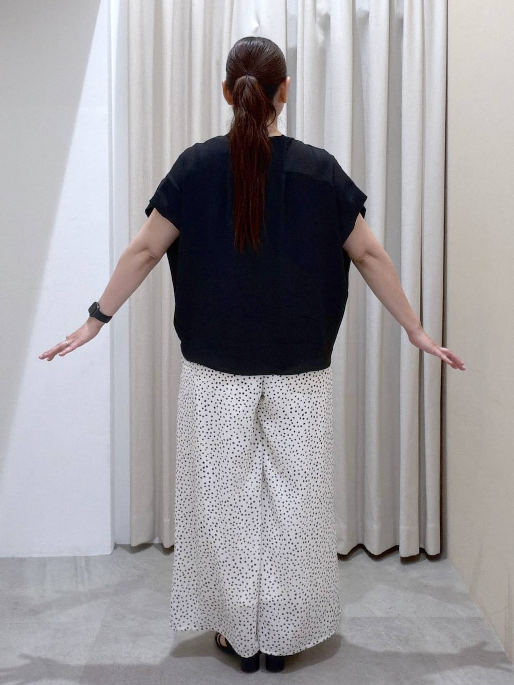 ブラック系のTシャツ/カットソー、ブラック系のサンダル、ホワイト系のその他パンツを着用したレディースの夏コーディネートの4枚目の写真