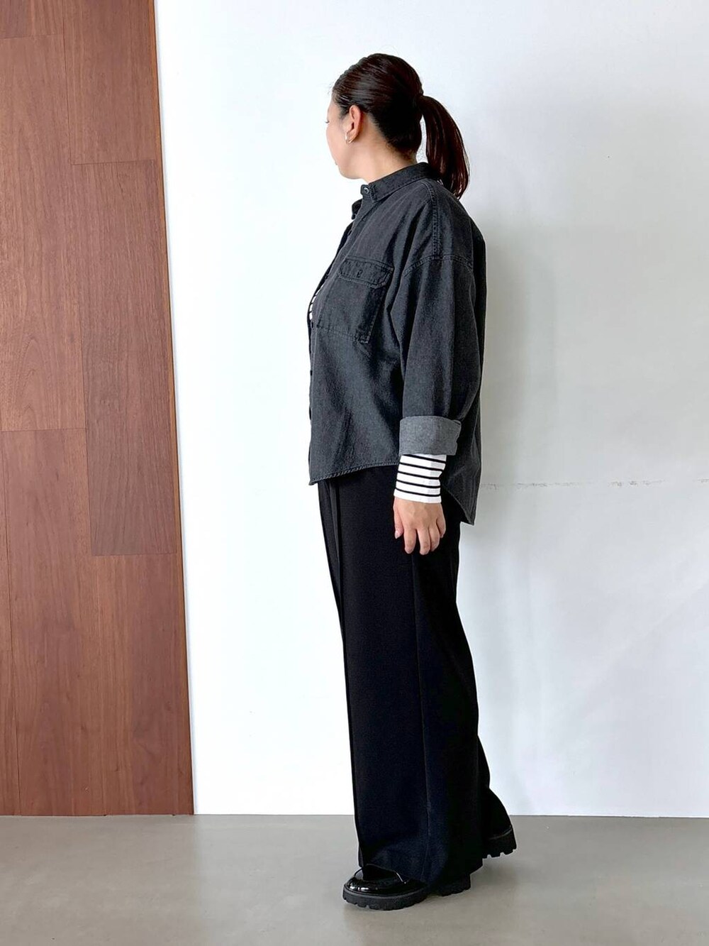 ブラック系のパンプス、ブラック系のその他パンツ、ブラック系のその他パンツを着用したレディースの夏コーディネートの3枚目の写真