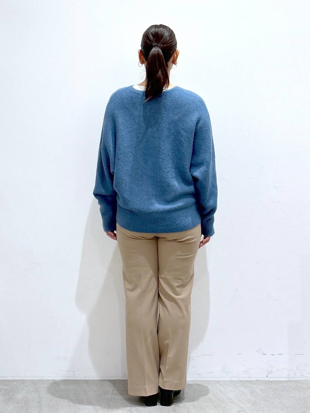 ホワイト系のシャツ/ブラウス、ブラック系のブーツ、ベージュ系のその他パンツを着用したレディースの秋コーディネートの4枚目の写真