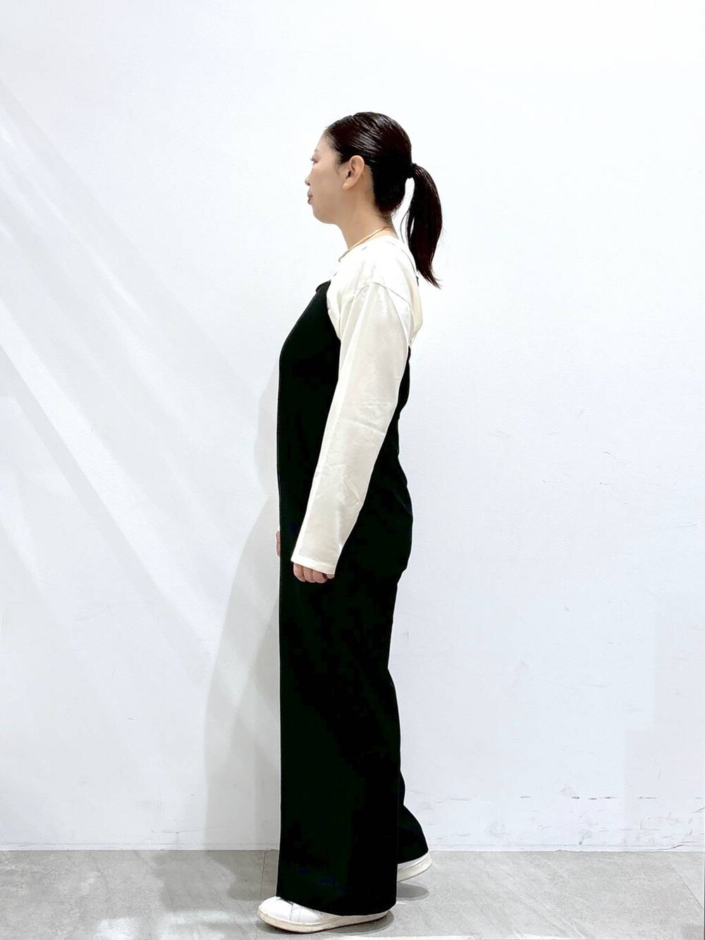 ホワイト系のシャツ/ブラウス、ブラック系のサロペット/オーバーオールを着用したレディースの秋コーディネートの3枚目の写真