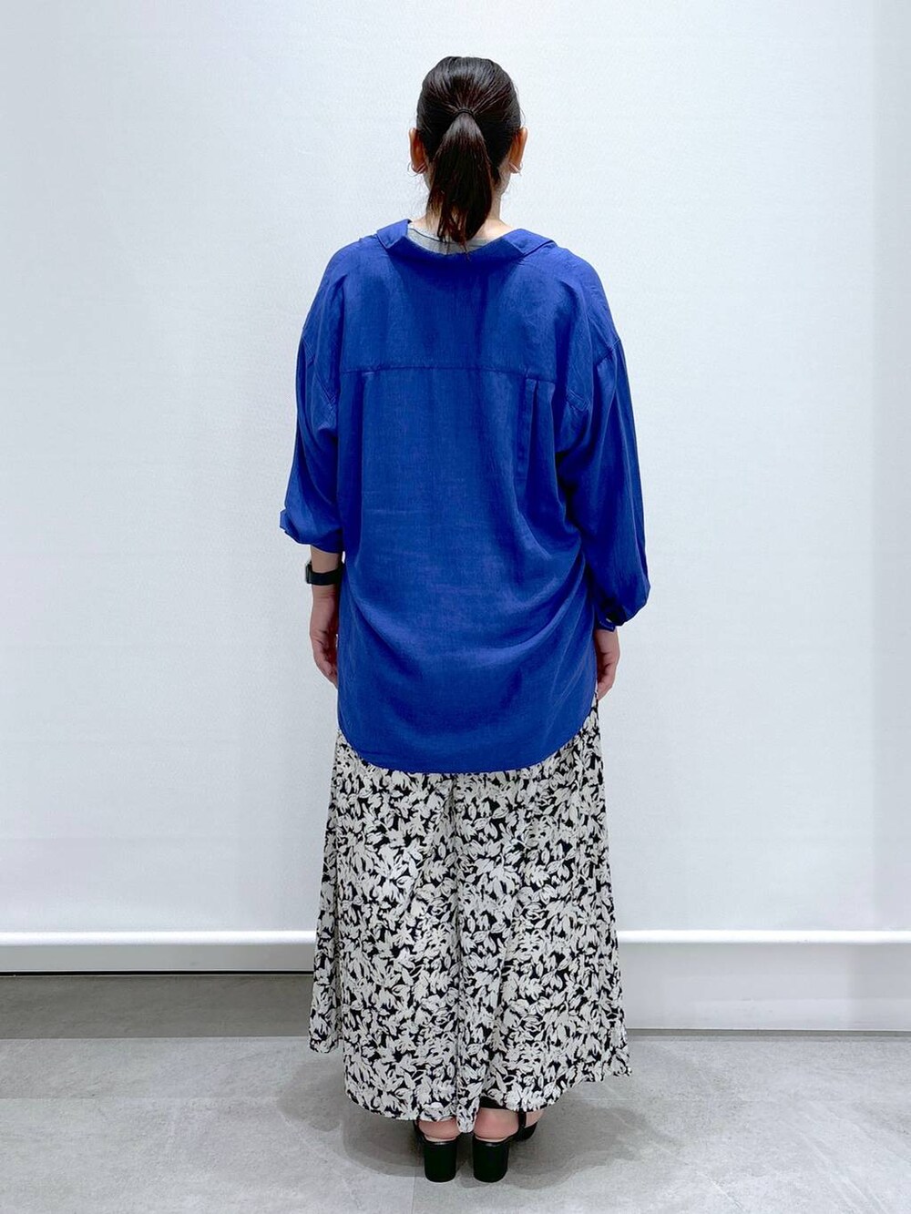 ベージュ系のTシャツ/カットソー、ブラック系のその他パンツ、ブラック系のサンダルを着用したレディースの夏コーディネートの4枚目の写真