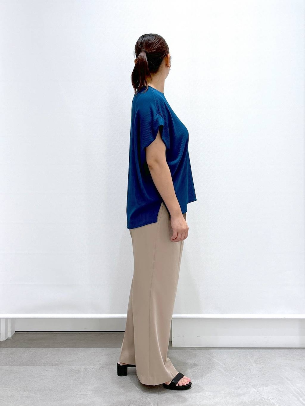 ベージュ系のその他パンツ、ブラック系のサンダル、ブラック系のトートバッグを着用したレディースの夏コーディネートの5枚目の写真