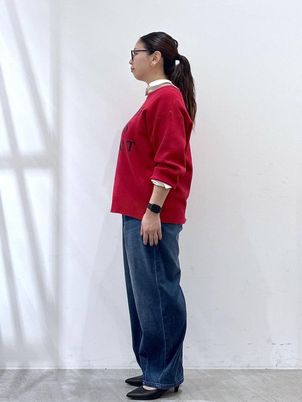 ブラック系のパンプス、ホワイト系のシャツ/ブラウス、ブルー系のデニムパンツを着用したレディースの秋コーディネートの3枚目の写真