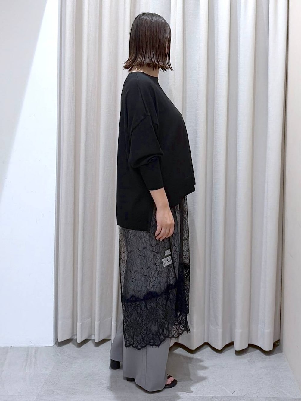 グレー系のその他パンツ、ブラック系のニット/セーター、ブラック系のワンピースを着用したレディースの夏コーディネートの5枚目の写真