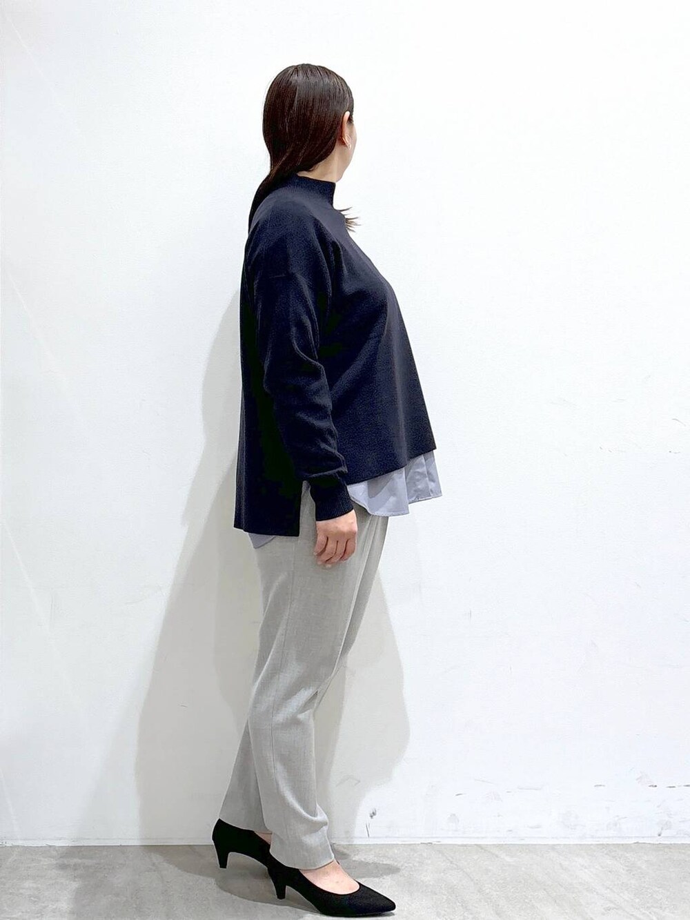 グレー系のその他パンツ、グレー系のその他パンツ、ブラック系のトートバッグを着用したレディースの冬コーディネートの5枚目の写真