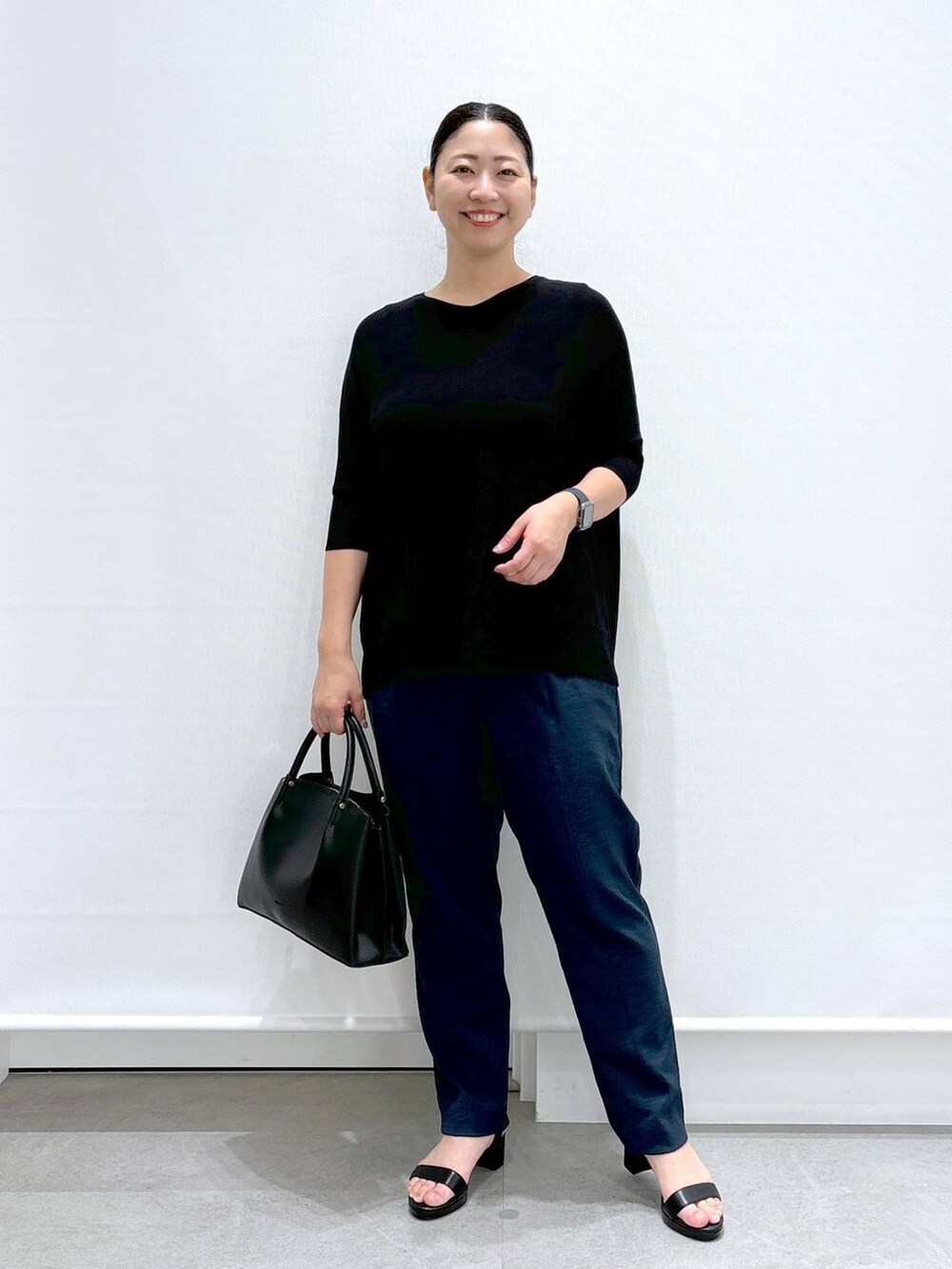 ブルー系のその他パンツ、ブラック系のショルダーバッグ、ブラック系のサンダルを着用したレディースの夏コーディネートの2枚目の写真