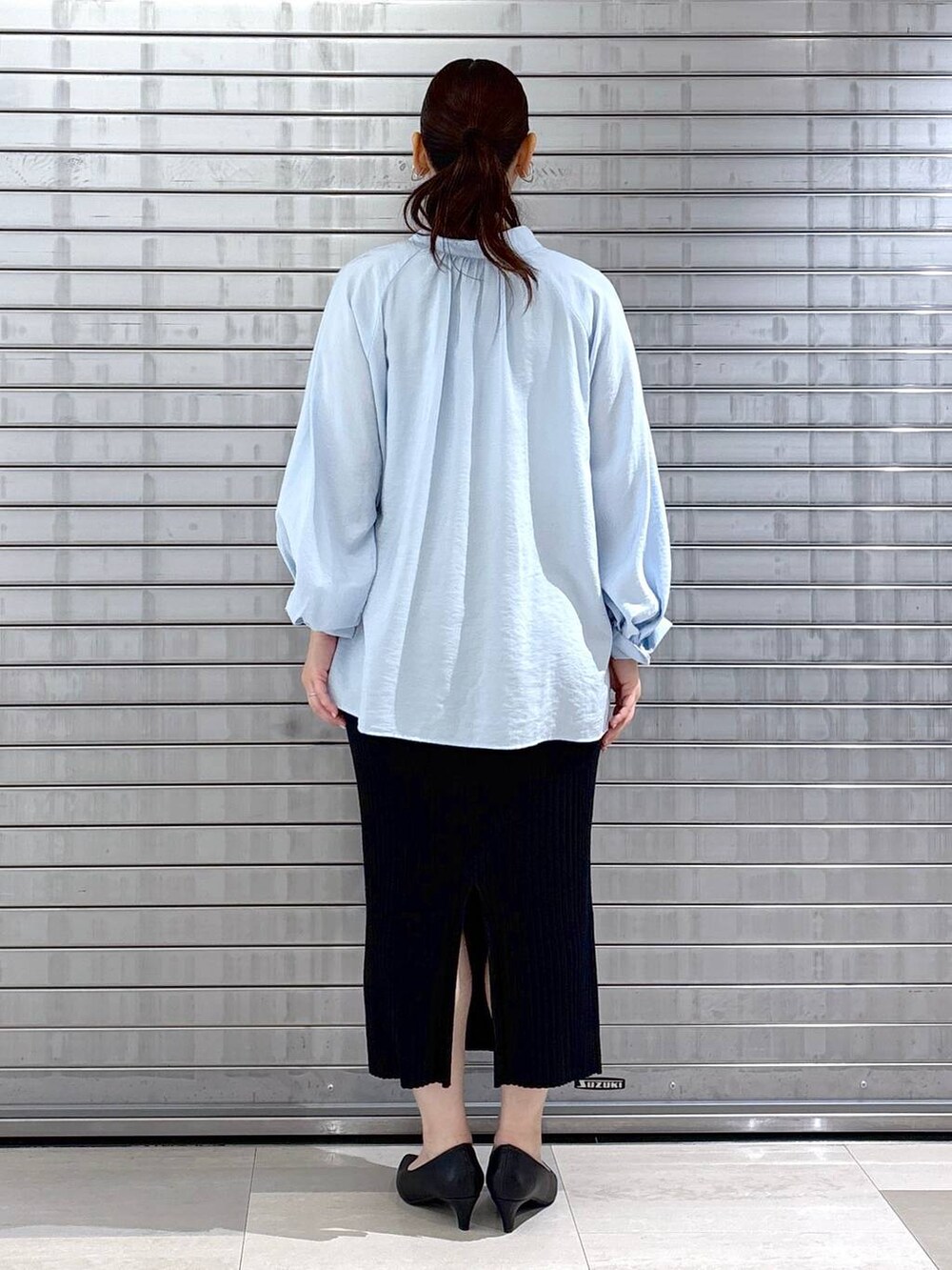 ブラック系のハンドバッグ、ブルー系のカーディガン/ボレロ、ブルー系のシャツ/ブラウスを着用したレディースの春コーディネートの4枚目の写真